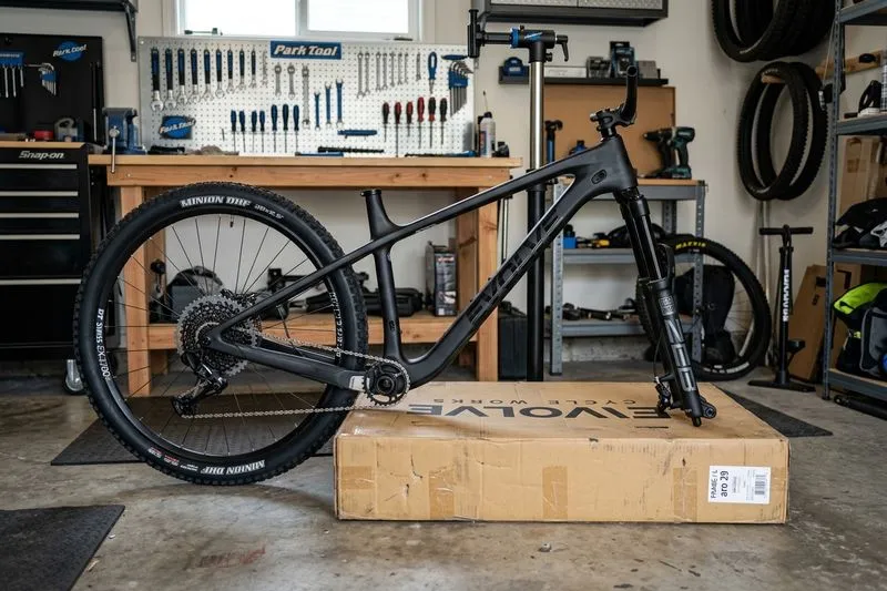 Quadro de bicicleta aro 29 deitado lateralmente sobre a caixa de papelão